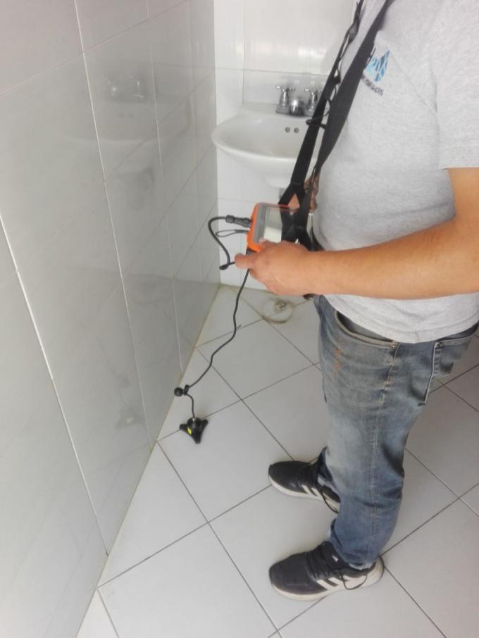 Zestaw hydraulików do wykrywania wycieków wody w przewodach w pomieszczeniach zamkniętych L50 3